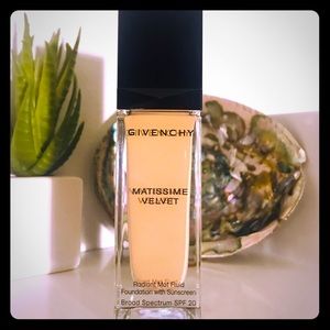 Givenchy Matissime Velvet Foundation